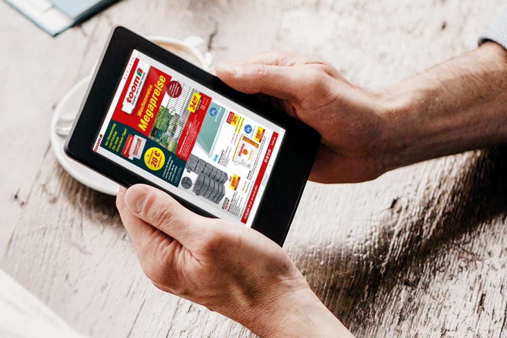 Eine Person schaut sich den toom Blätterkatalog auf einem Tablet an