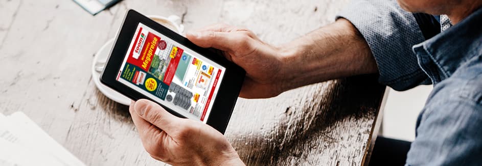 Eine Person schaut sich den toom Online-Prospekt auf einem Tablet an