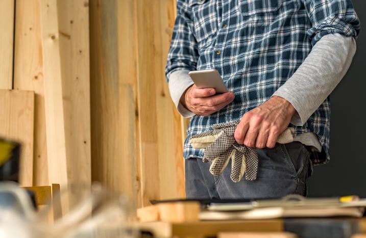 Heimwerker mit Smartphone
