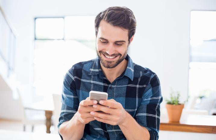 Glücklicher Mann mit Smartphone