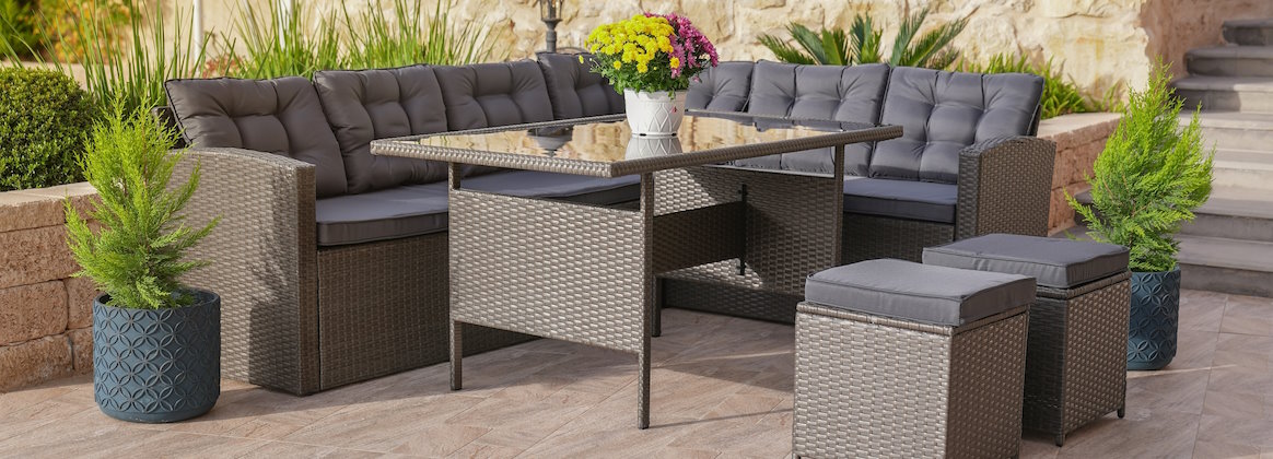 Gartenmöbel-Set mit Tisch und Stühlen