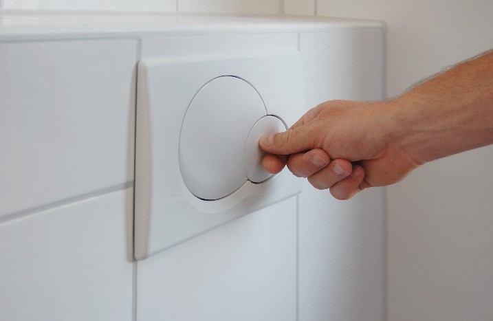Hand betätigt Toilettenspülung