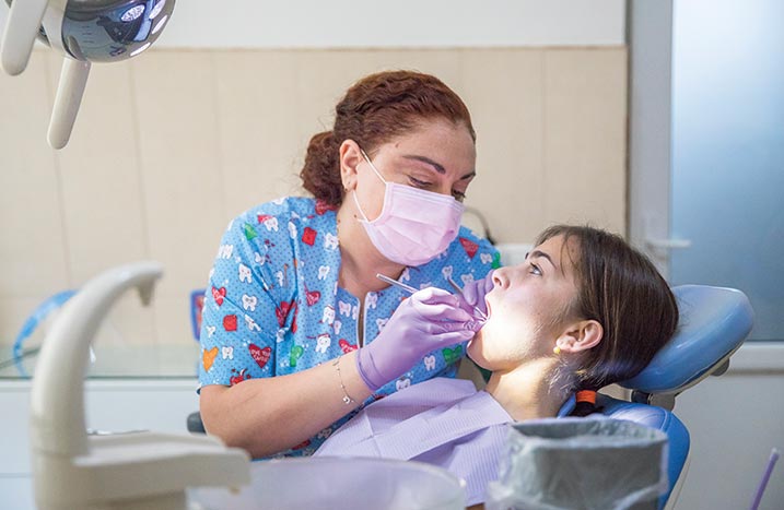 Zahnärztin behandelt Patientin 