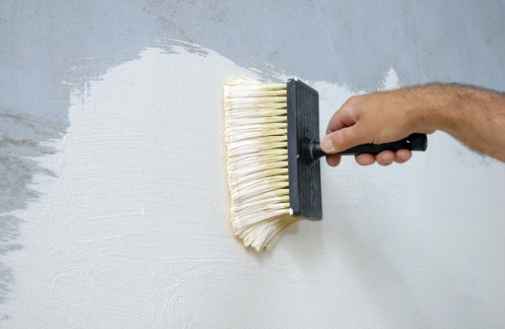 Wand mit weißer Farbe streichen