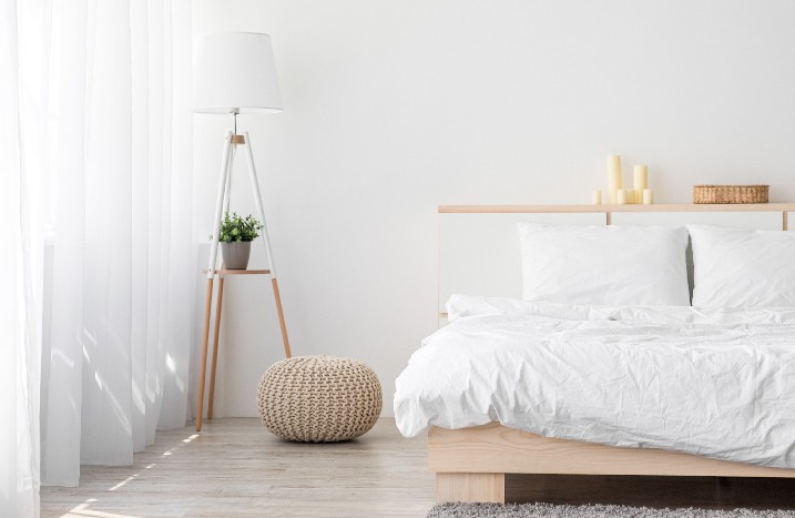 Helles Schlafzimmer mit großen Fenstern