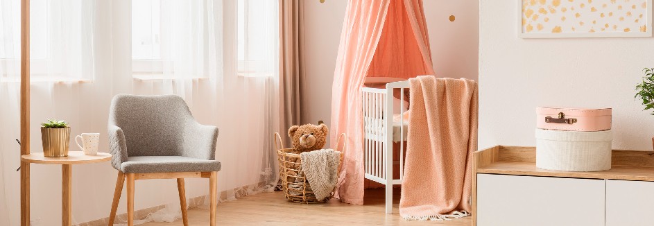 Modernes Kinderzimmer mit Holzmöbeln
