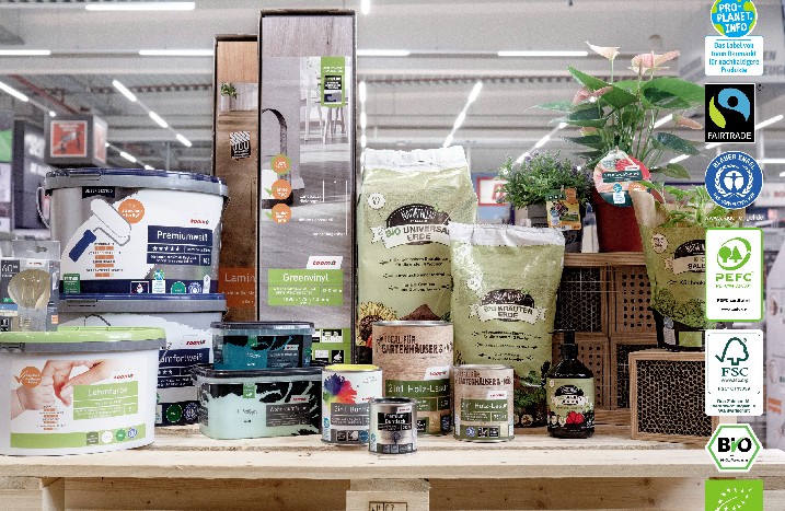Produkte von toom auf einem Tisch mit den Nachhaltigkeitssiegeln auf der rechten Seite