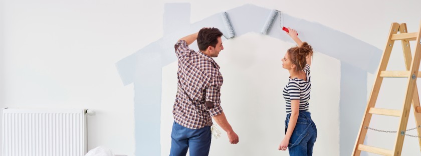 Paar streicht Wand