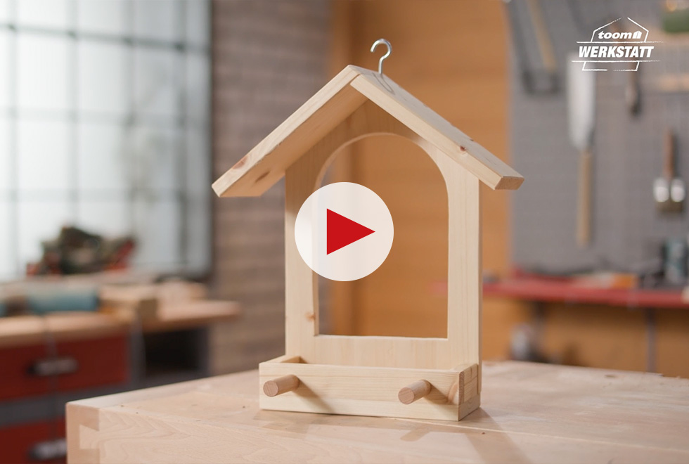 Hölzerner Futterspender mit Dach