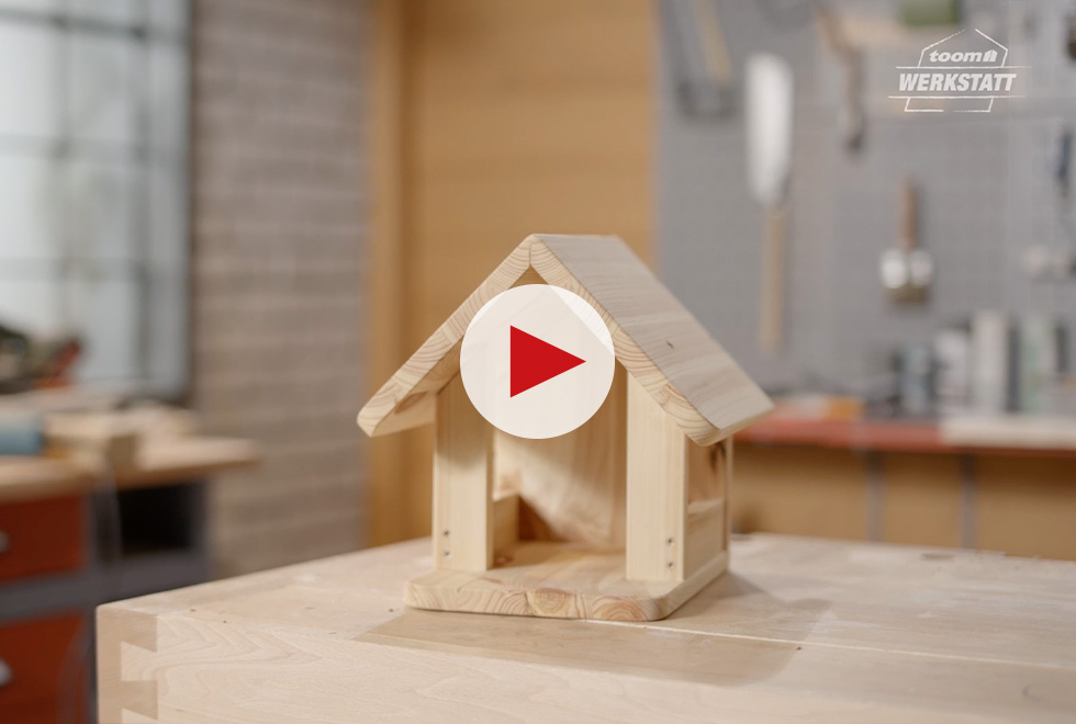 Unfertiges Vogelhaus aus Holz