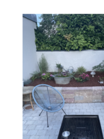 Gemütliche Gartenecke mit Stuhl und Grill