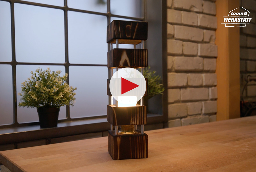 Selbstgebaute Balkenleuchte aus Holz