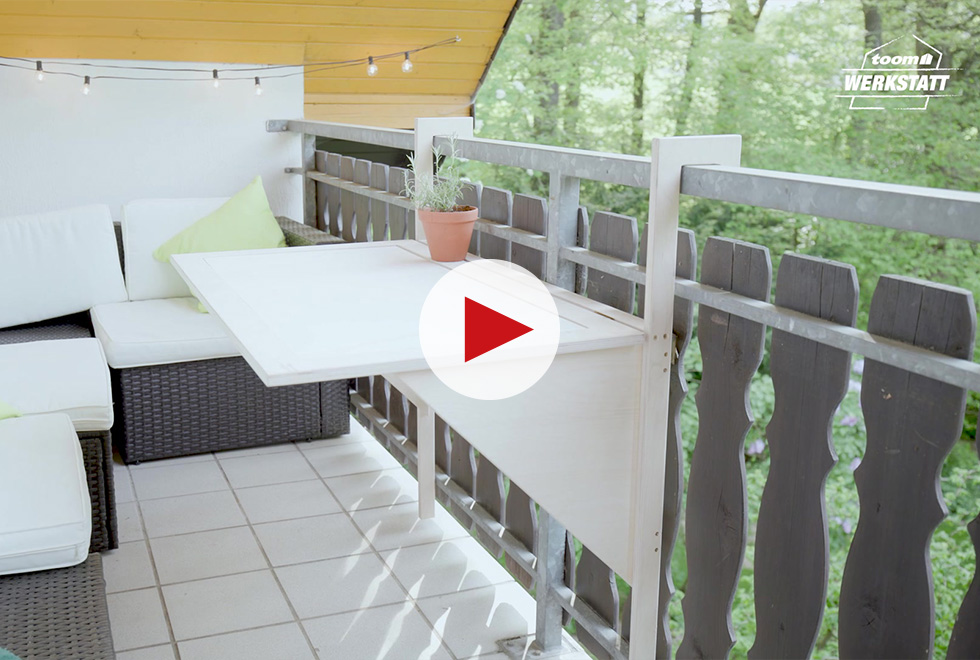 Klapptisch an Balkonbrüstung