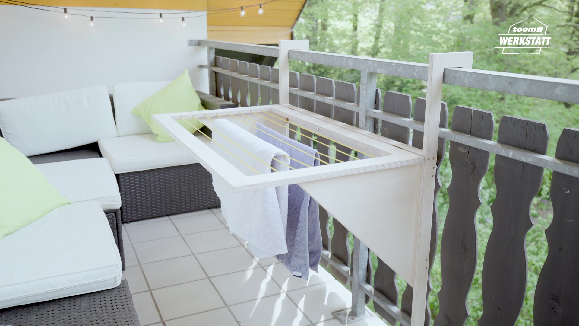 Balkonklapptisch mit integriertem Wäscheständer