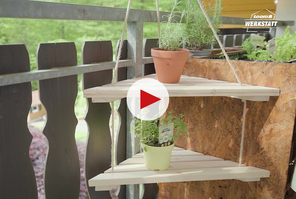 Hängeregal aus Holz mit Kräutern