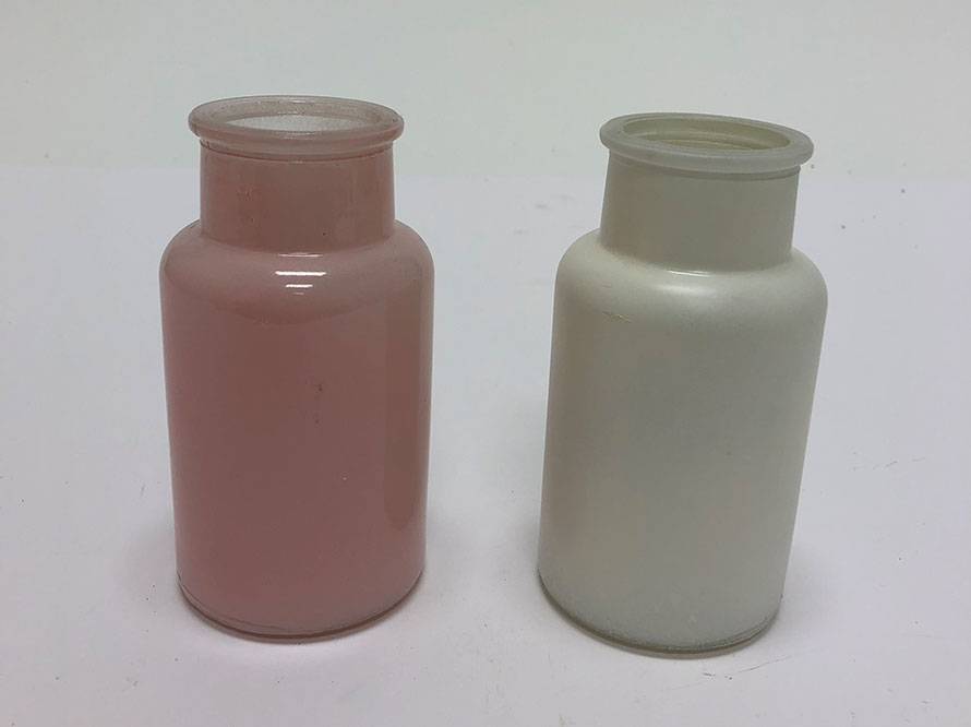Schritt eins, Vasen lackieren in weiß und rosa