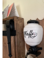 Wandmontierter Keramikbehälter mit Kurbel