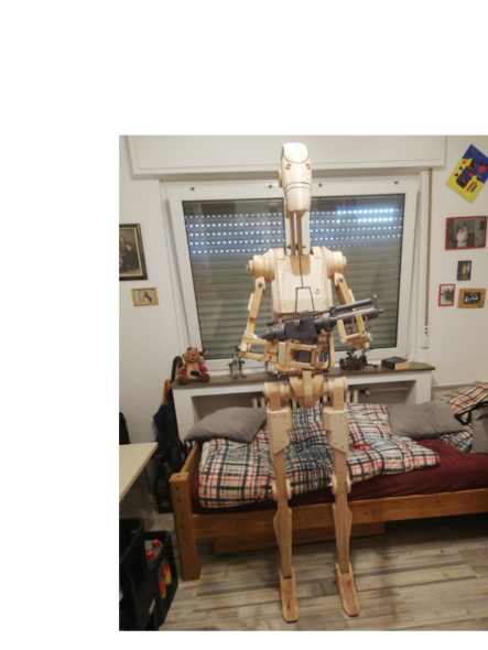 Holztermen-Modell eines Droiden mit Gewehr in einem Zimmer