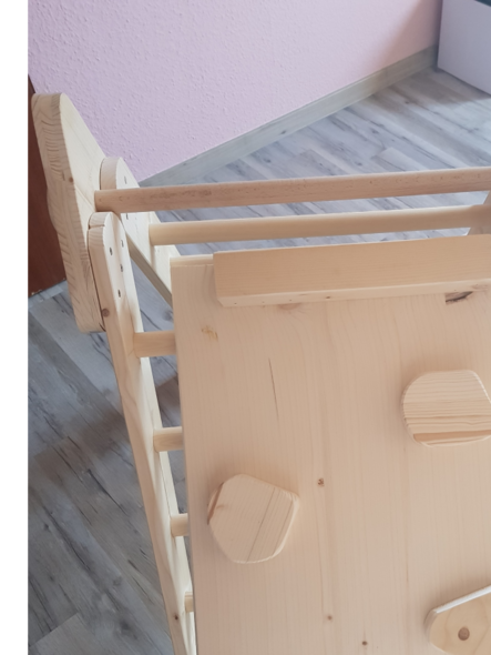 Hölzernes Spielgerät mit Klettergriffen