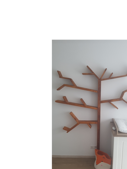 Baumförmiges Holzregal an einer Wand