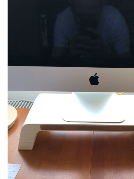 Bildschirm auf Monitorständer