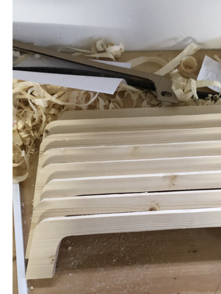 Gebogene Holzlatten und Säge