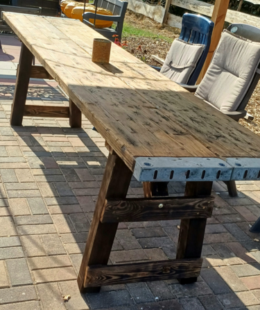 Rustikaler Holztisch auf Terrasse