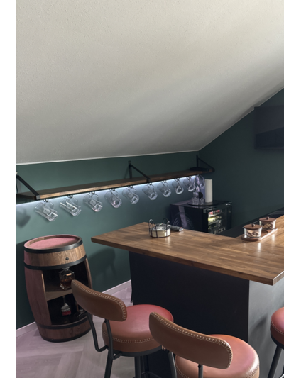 Hausbar mit Barhockern und Gläserhalter