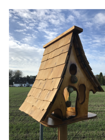 Vogelhäuschen aus Holz mit Futterkugeln
