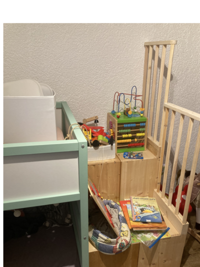 Hochbett mit Rausfallschutz und Spielzeug