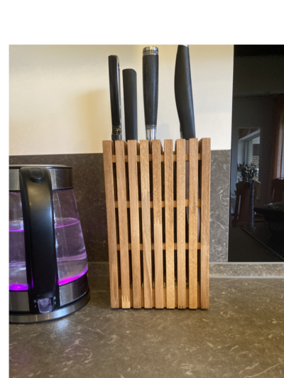 Ein Messerblock aus Holz mit Messern.