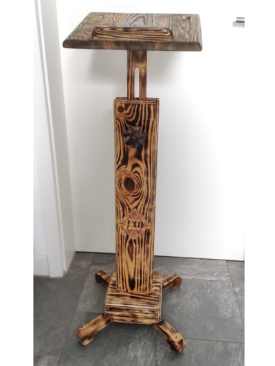 Holztisch mit Brandmalerei