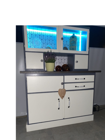 Restaurierter Küchenschrank