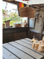 Rustikale Sitzecke in einem Gartenhaus