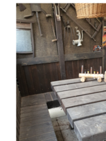 Rustikale Sitzecke in einer Gartenlaube