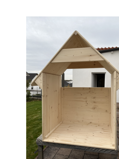 Unfertiges Spielhaus aus Holz