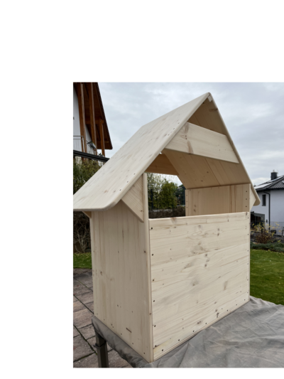 Unfertiges Spielhaus aus Holz
