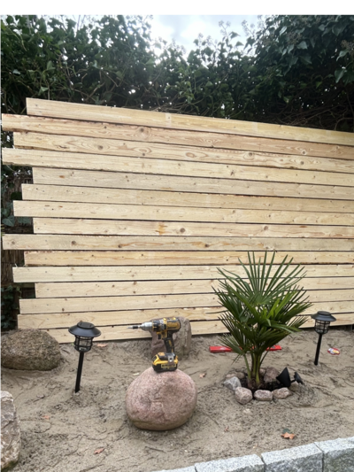 Gartenzaun aus Holz während des Baus