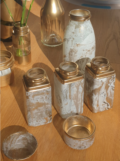 Gold und weiß bemalte Vasen