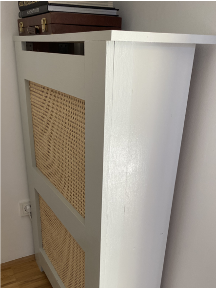 Weiße Heizkörperverkleidung mit Rattangeflecht