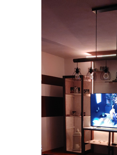 Ein beleuchtetes Fernsehregal mit Fernseher