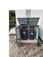 Offener Mülleimerverschlag mit zwei Tonnen