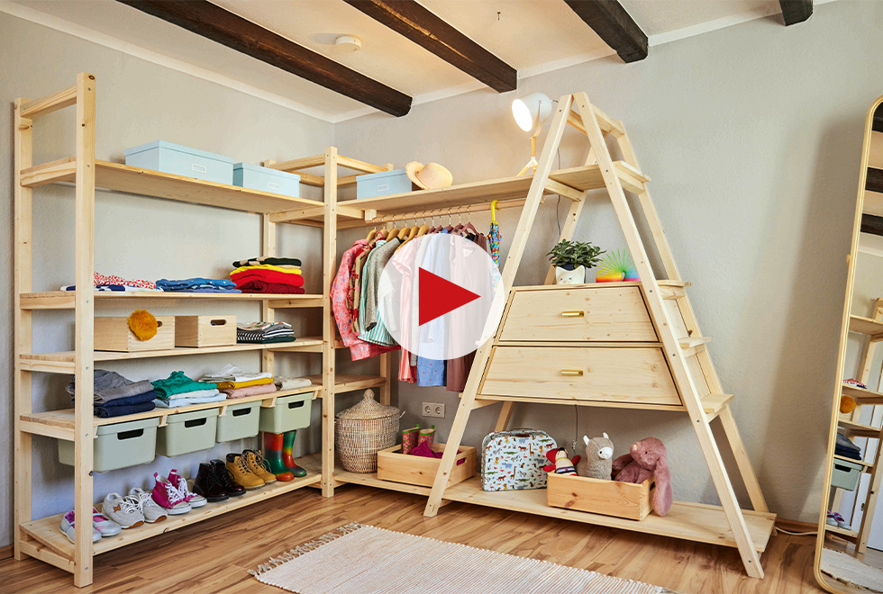 Kleiderregal aus Holz