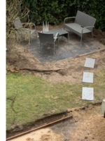 Pflasterfläche mit Gartenmöbeln