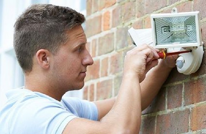 Lampe wird an Wand installiert