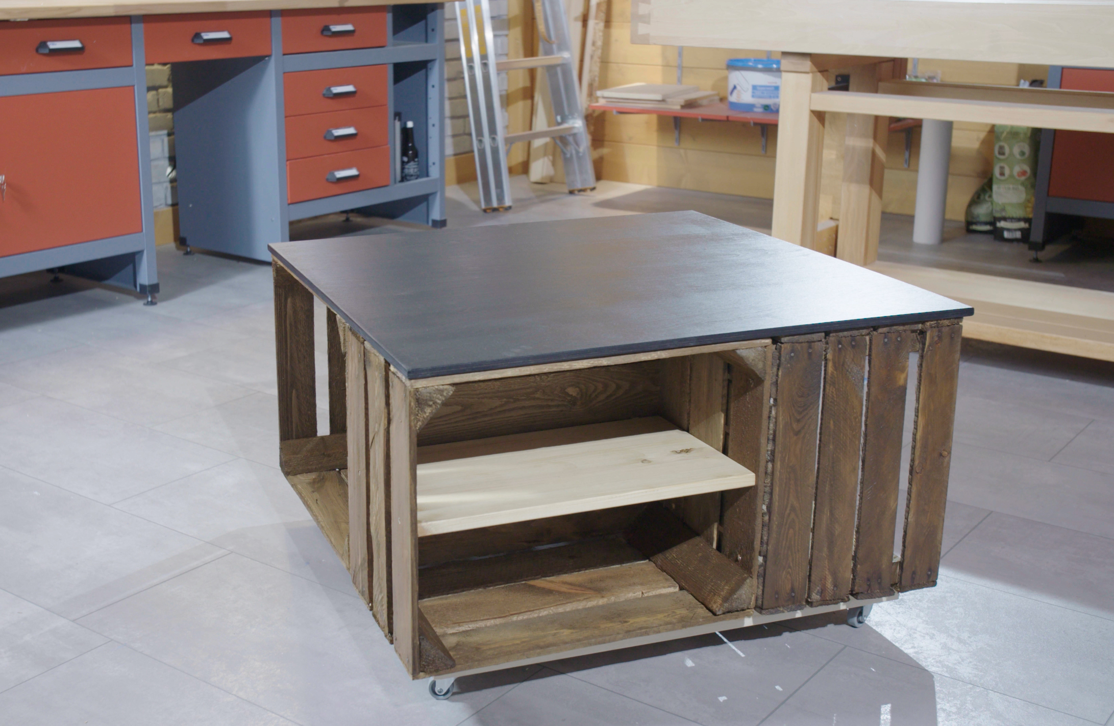 Couchtisch aus Holzkisten mit dunkler Platte