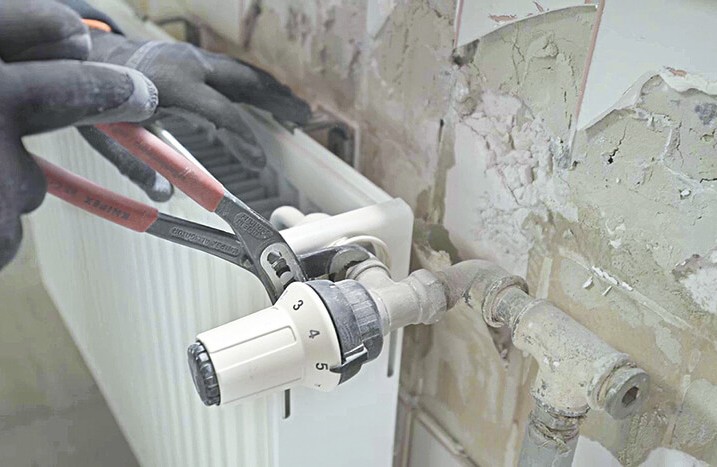 Thermostat wird von Heizkörper abgeschraubt