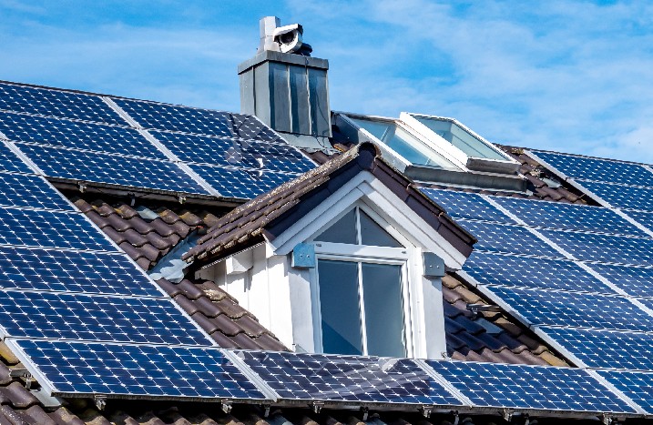 Ein Hausdach voller Solarpaneele zur nachhaltigen Energiegewinnung.