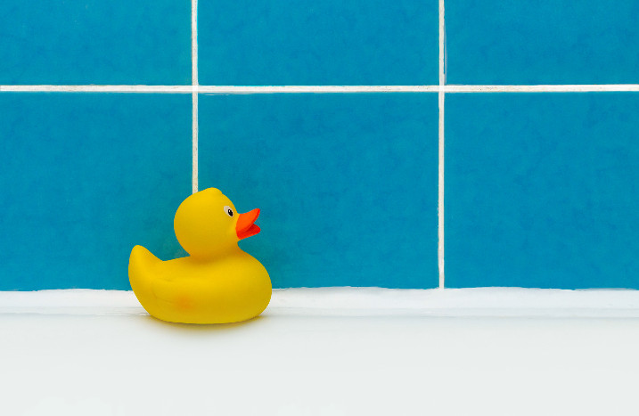 Blaue, frisch verfugte Fliesen & Gummiente