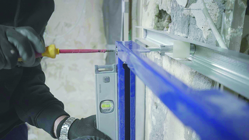 Mit Schrauben wird die Wandhalterung an der Wand fixiert.